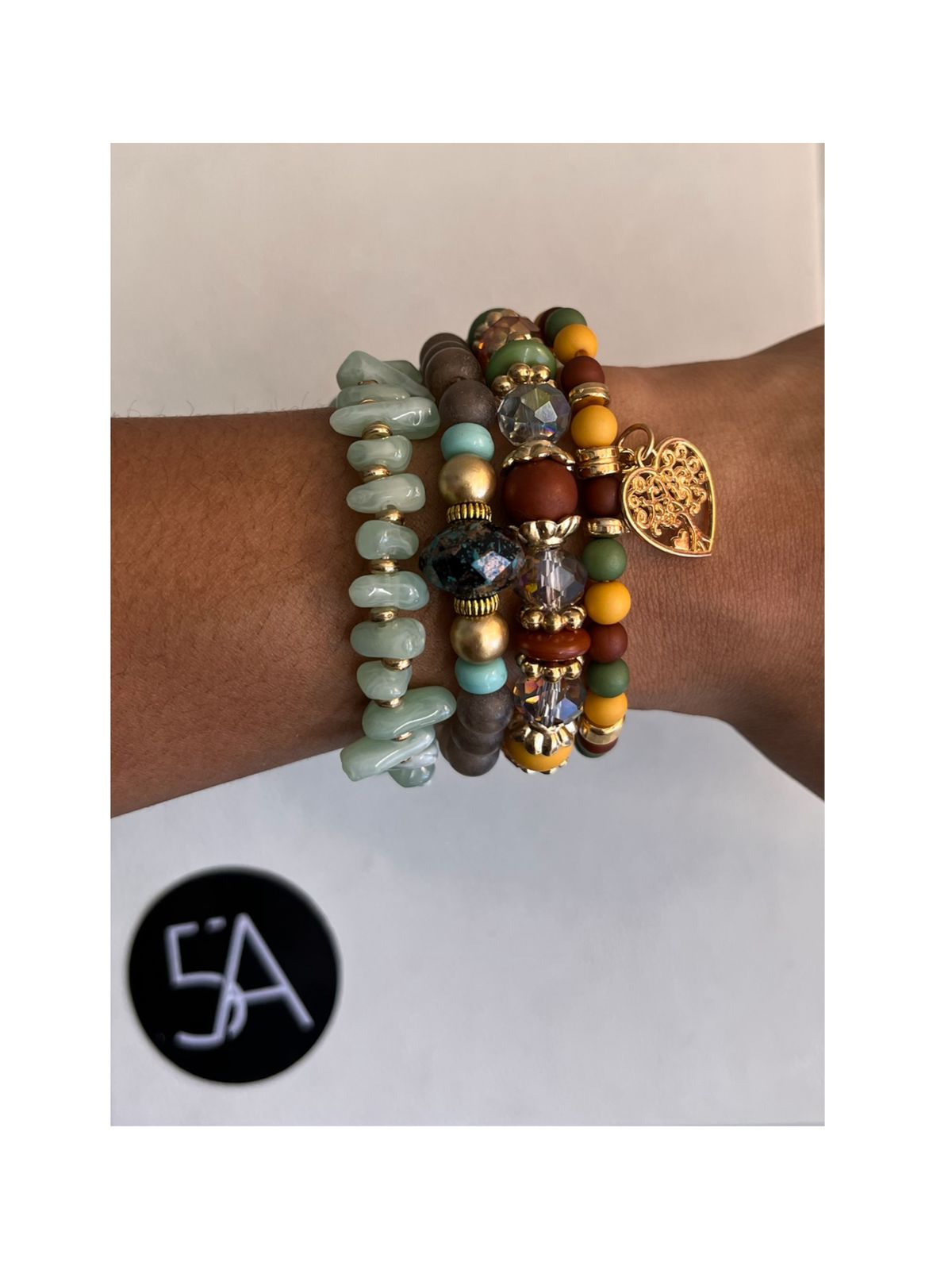 ✨ Pulseras Artesanales Multicapa con Dijes Dorados ✨