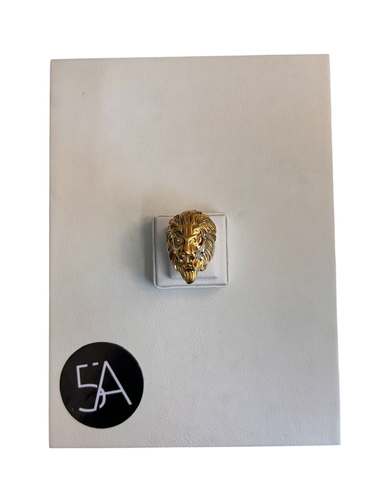 Anillo león dorado de diseño escultórico