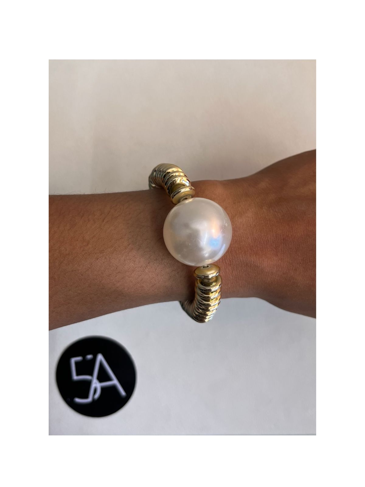 Pulsera Dorada con Perla Central