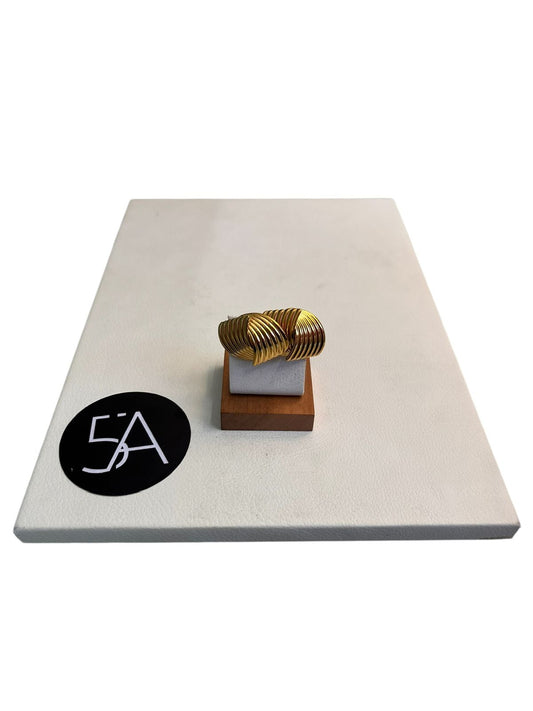 Aros dorados texturizados cruzados