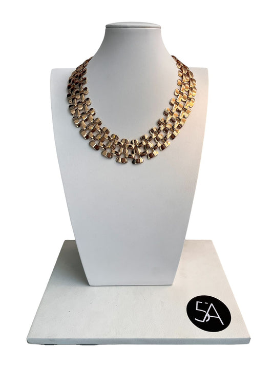 Collar Dorado Escalonado – Poder en Silencio