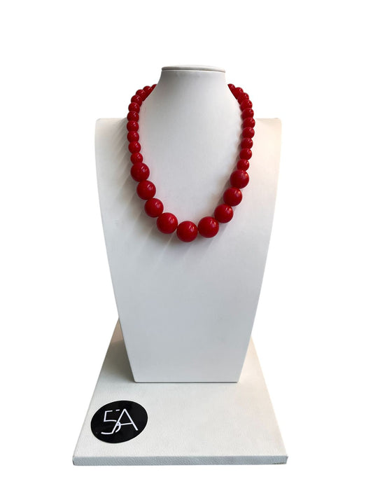 Collar de Cuentas Rojas – Clásico Atemporal