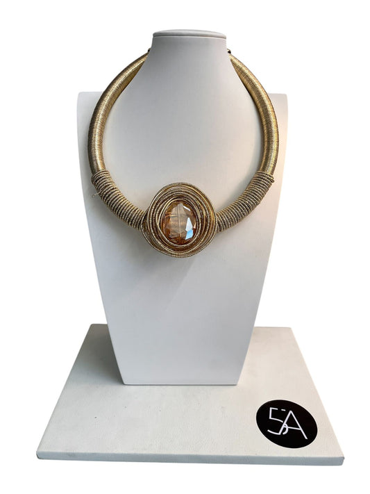 Collar Dorado de Declaración – Inspiración Alta Joyería