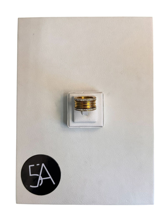 Anillo dorado texturizado con doble fila de circones