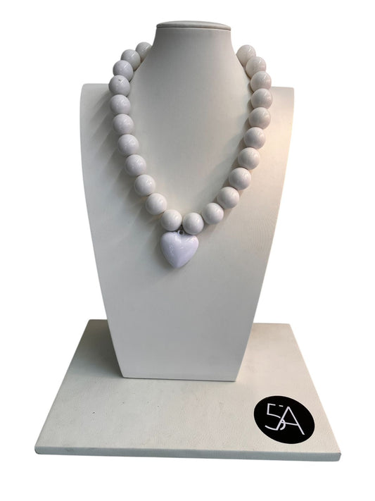 Collar Blanco Estilo Icónico