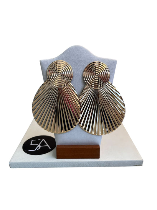 ✨ Aros dorados texturados – movimiento, ritmo y brillo escultórico ✨