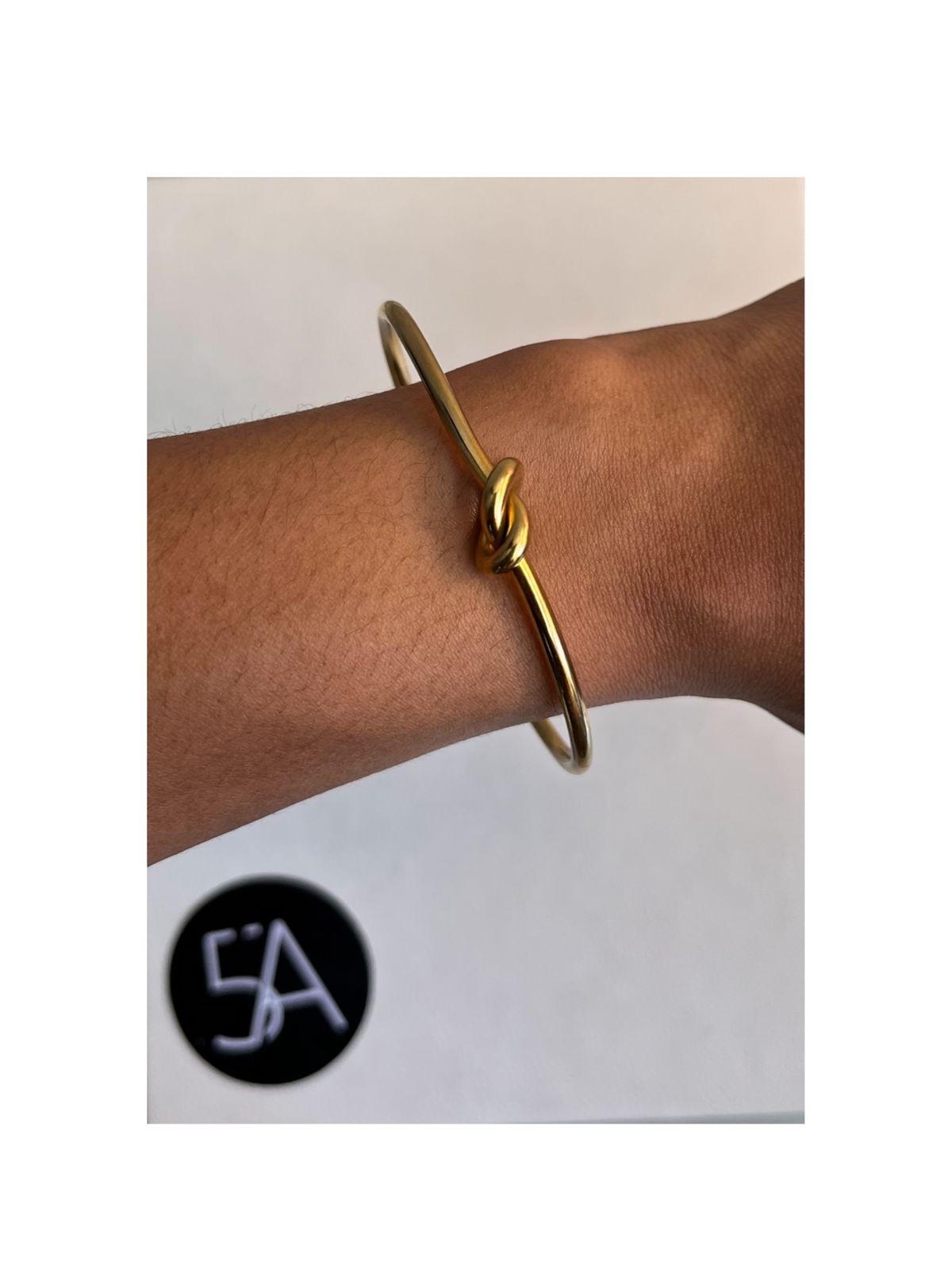 Pulsera Dorada con Nudo Central Enchapada en oro 18k.