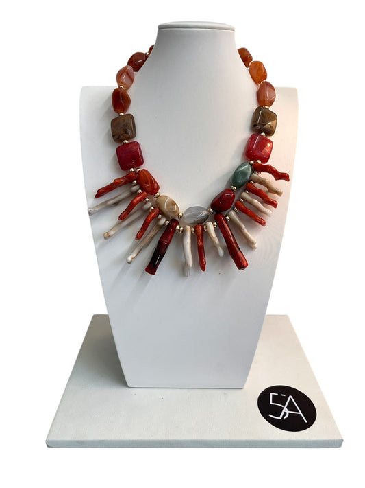 Collar de Gemas Tierra-Fuego con Detalles en Coral Tallado
