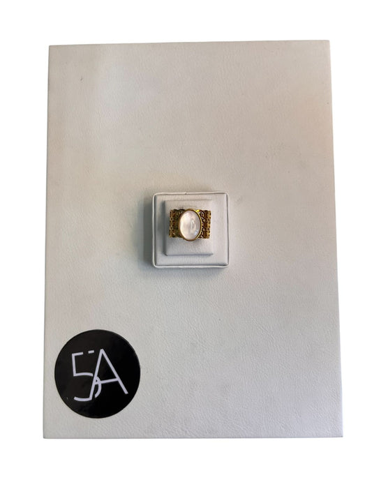 Anillo dorado con piedra nácar central de diseño ornamental