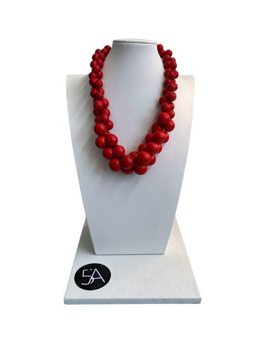 Collar de Cuentas Rojas – Diseño Protagonista