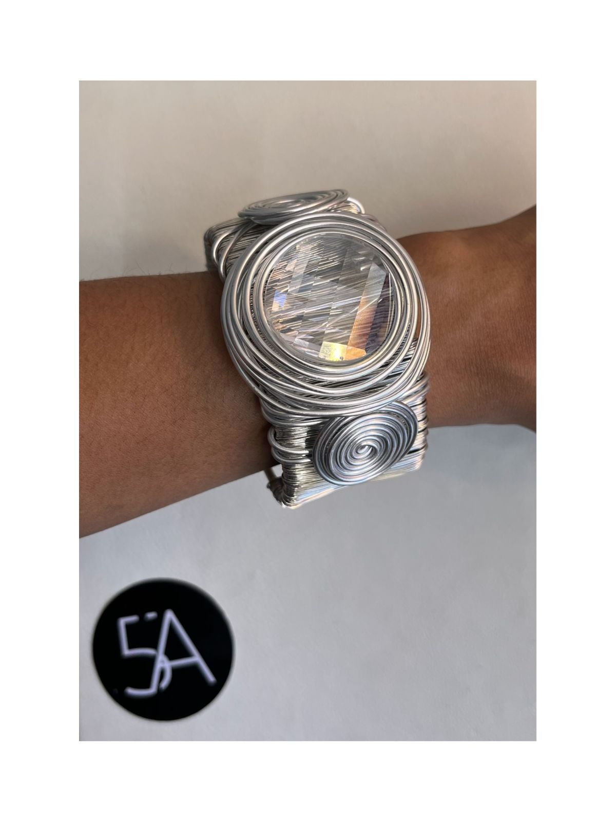 Brazalete Plateado Artesanal con Piedra Central