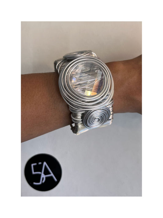 Brazalete Plateado Artesanal con Piedra Central