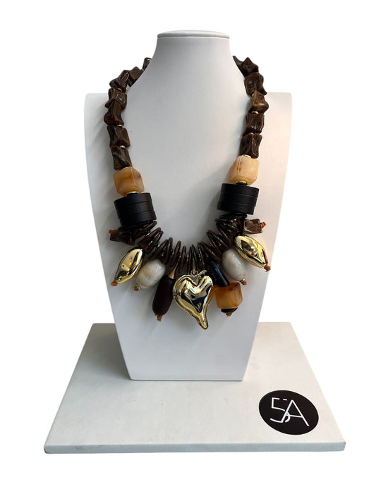 Collar Étnico de Piedras Tierra con Amuletos Dorados Esculpidos