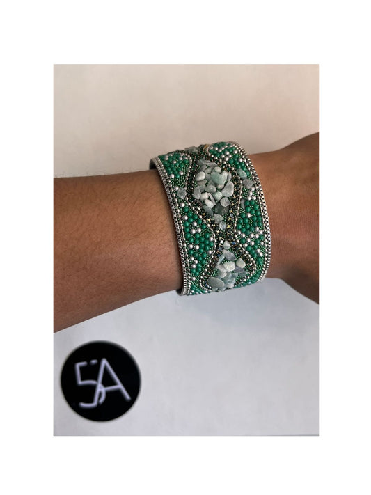 Brazalete artesanal con piedras verdes y detalles plateados
