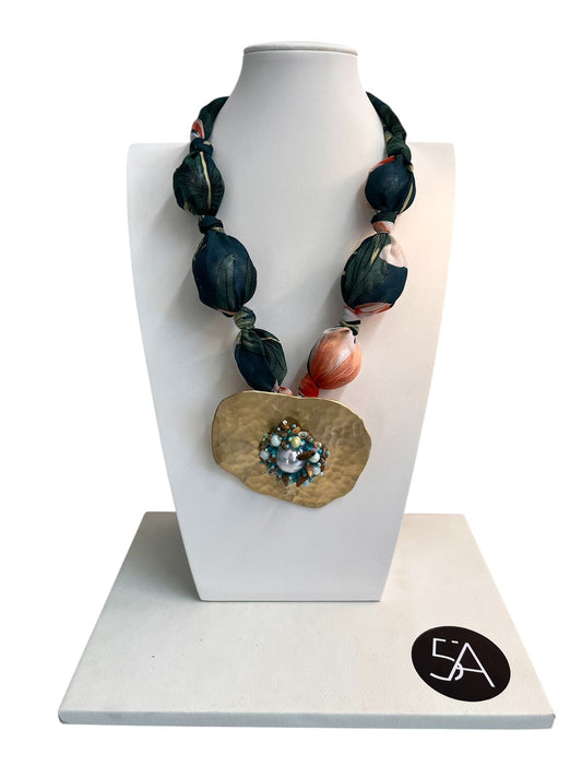 Collar Artístico con Medallón Dorado – Inspiración Alta Joyería