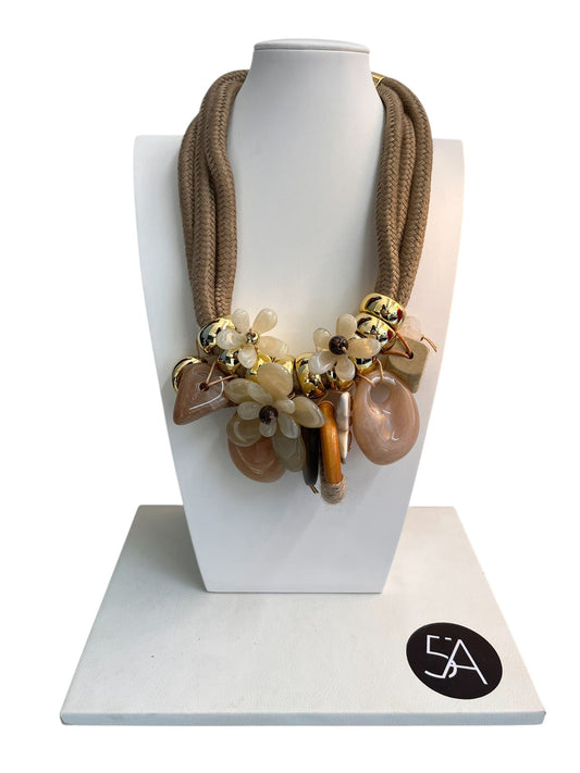 Collar Orgánico de Cuerdas y Flores de Resina – Fuerza que Parece Natural