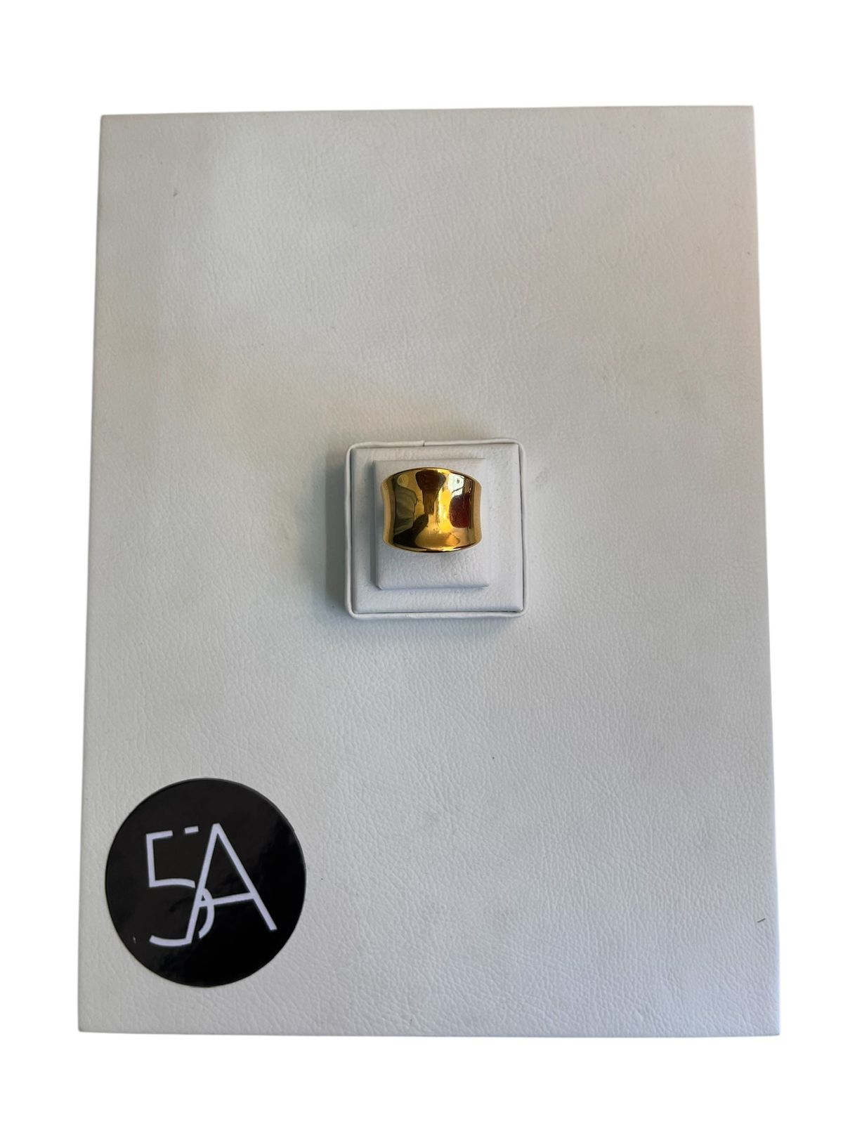 Anillo dorado liso de diseño ancho y acabado espejo