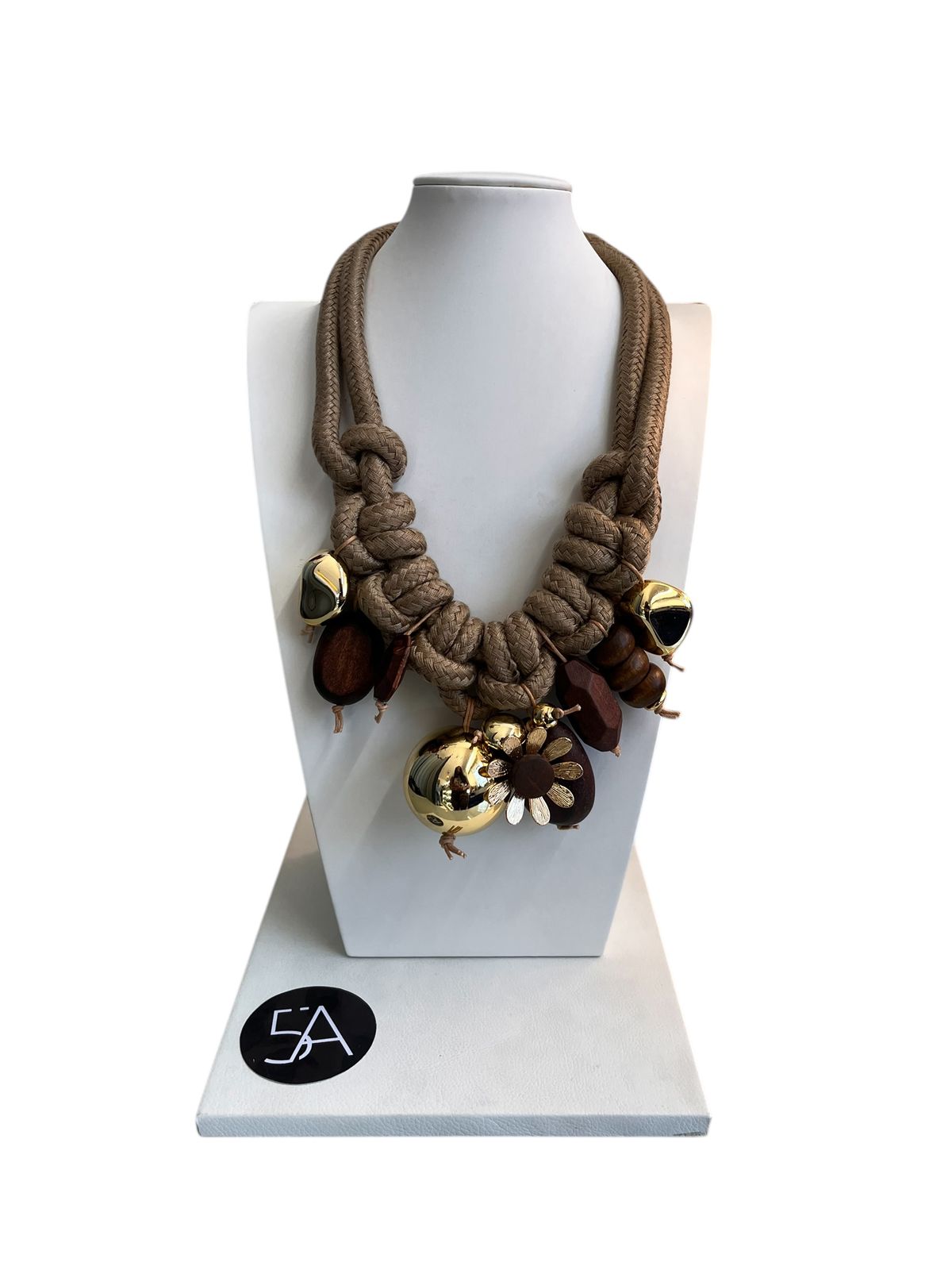 Collar de Cordón Beige con Colgantes – Estilo Natural