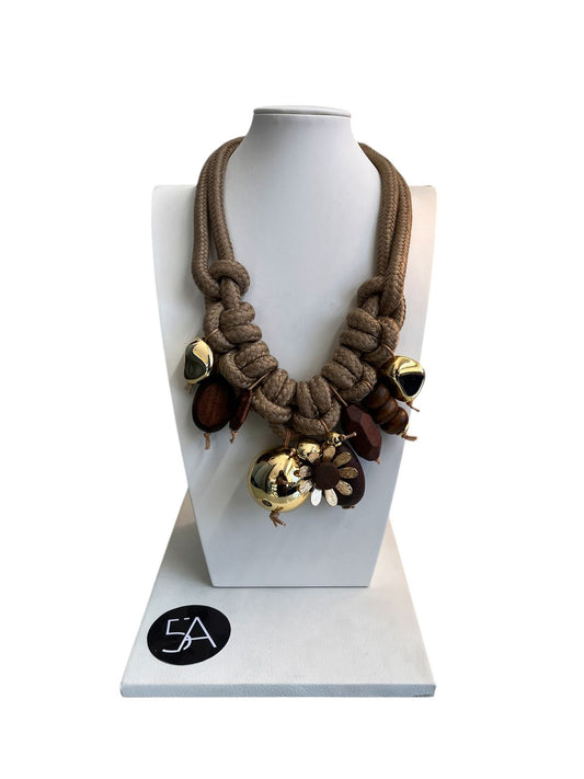 Collar de Cordón Beige con Colgantes – Estilo Natural