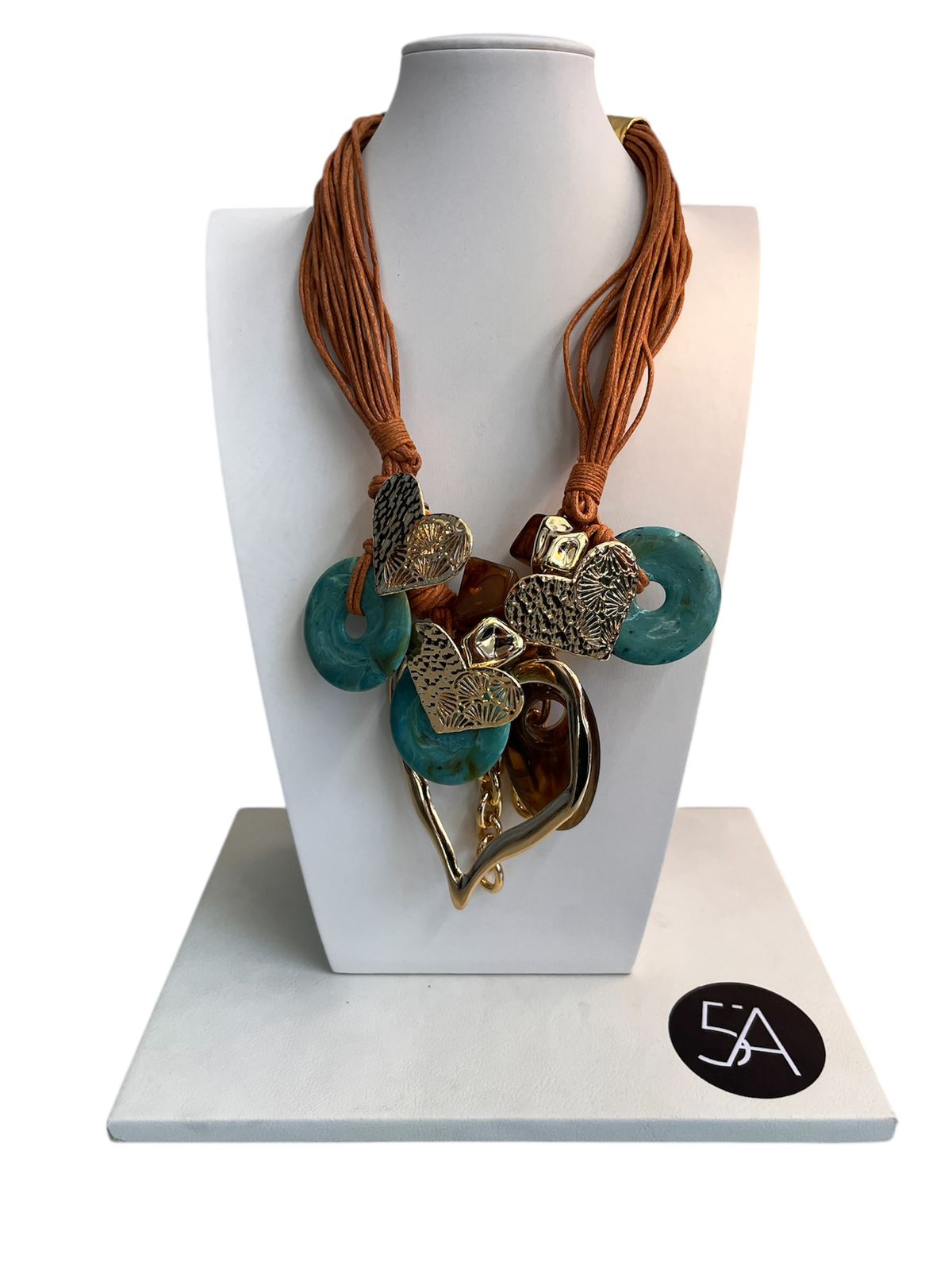 Collar Artístico de Cuerdas Terracota con Aros Turquesa y Charms Dorados