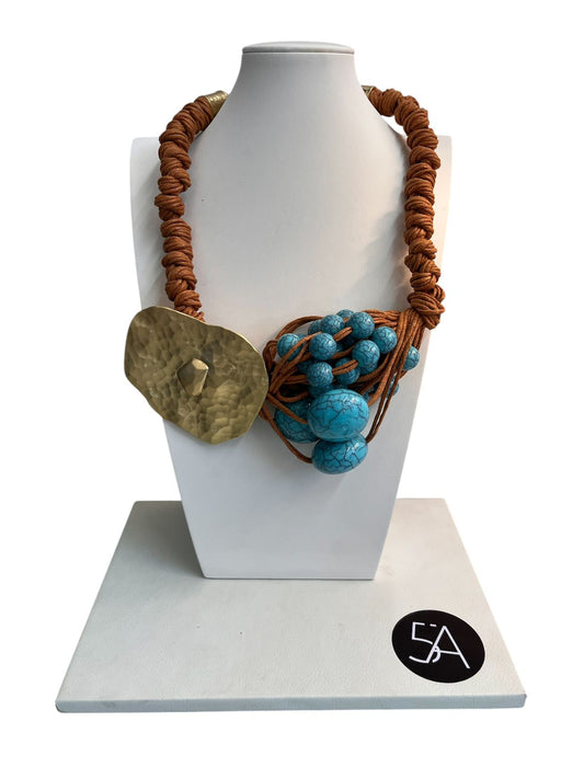 Collar Artesanal de Cuerdas Terracota con Turquesas y Placa Dorada Martillada