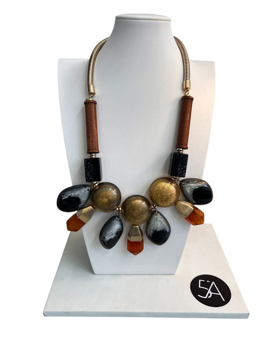 Collar Escultórico de Ónix, Ámbar y Acabados Dorados