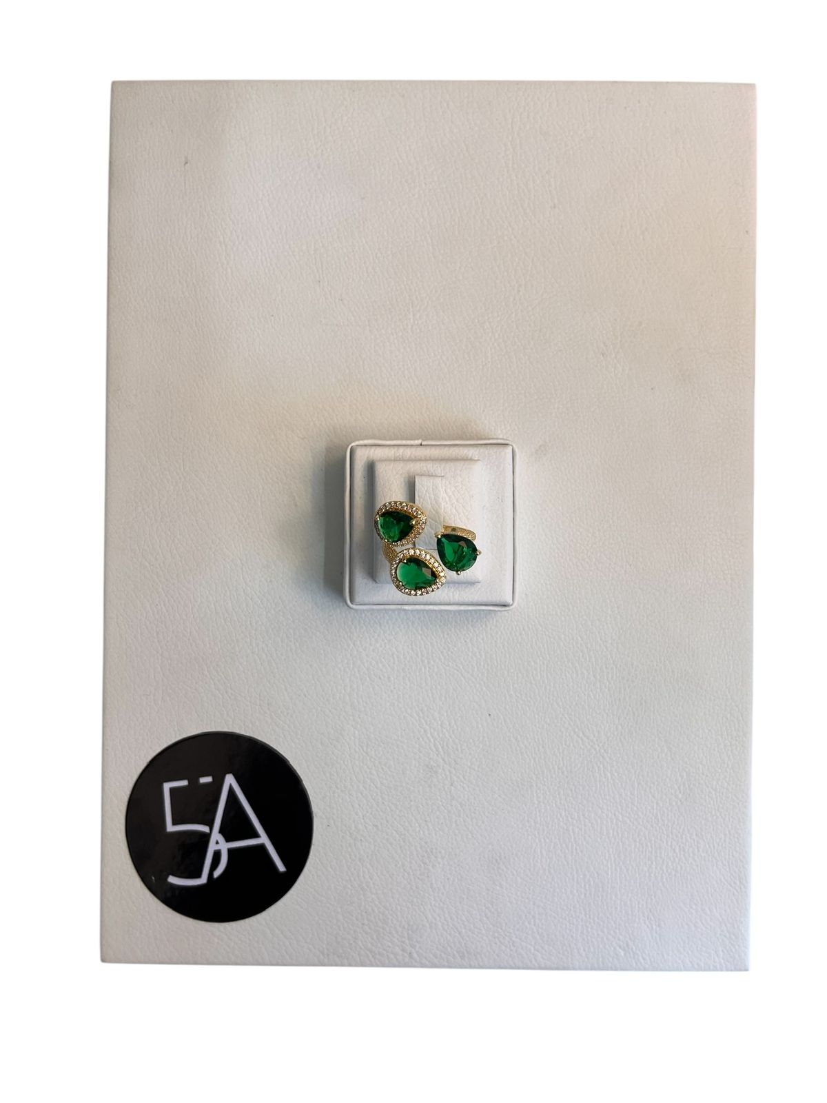 Anillo enchapado en oro de 18k con triple piedra verde