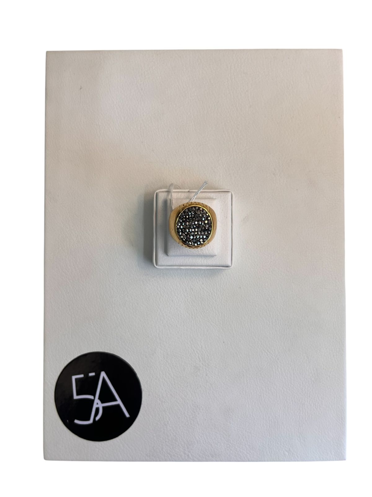 Anillo enchapado en oro de 18k con cristales oscuros