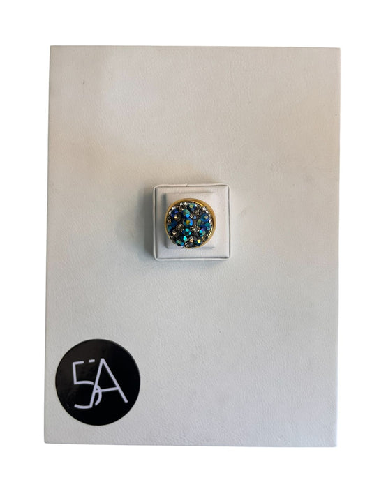 Anillo circular con cristales multicolor enchapado en oro de 18k