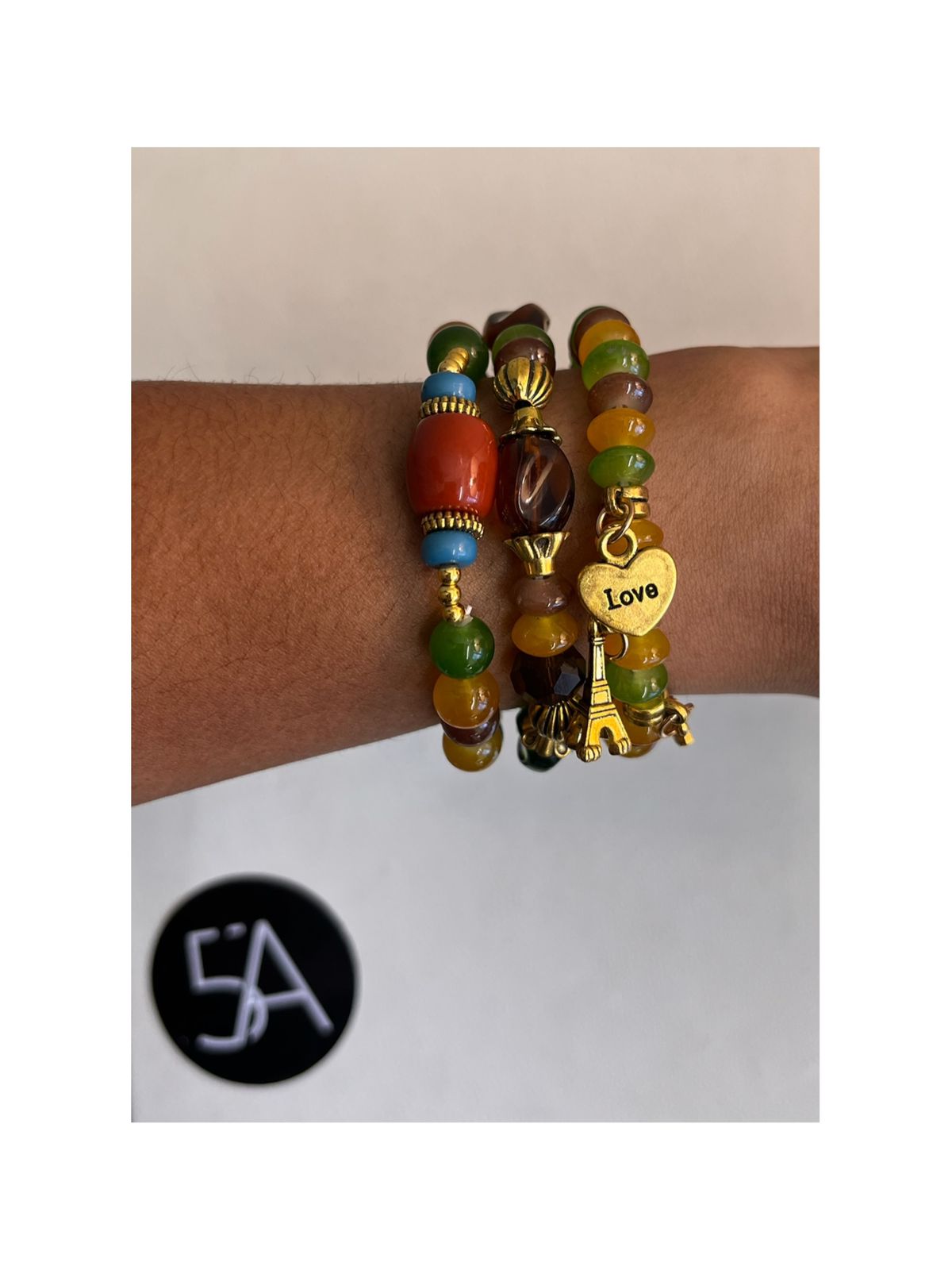 Set de pulseras boho multicolor con dijes dorados