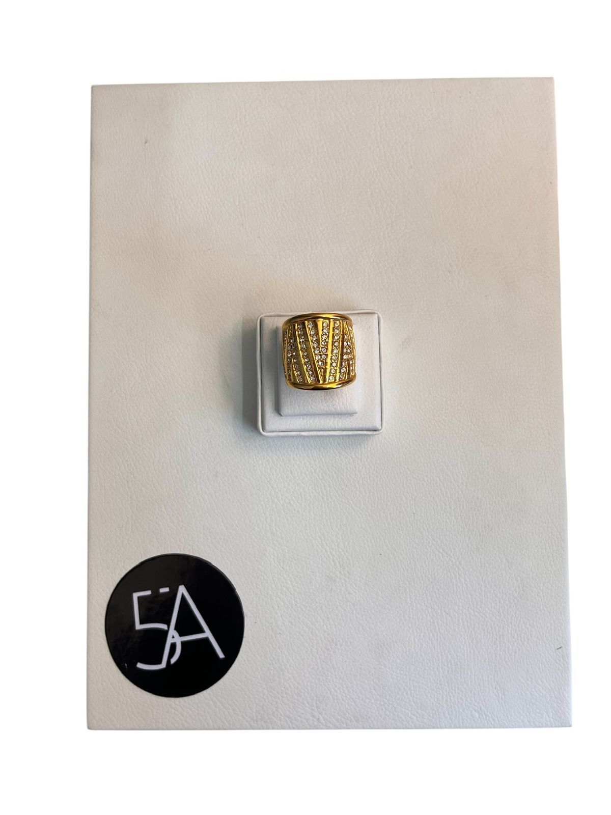 Anillo ancho texturizado con circones