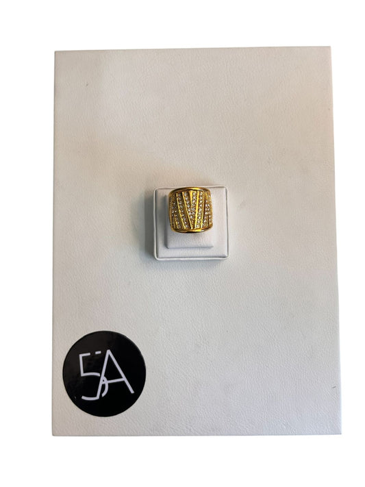 Anillo ancho texturizado con circones