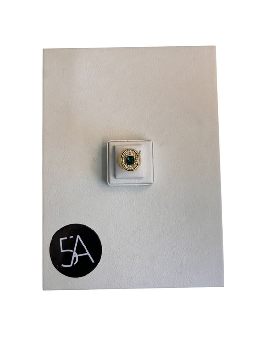 Anillo dorado con piedra verde central y halo de circones